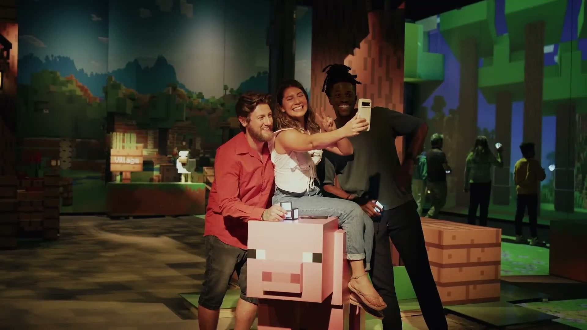 Goście Minecraft Experience robią selfie ze świńką